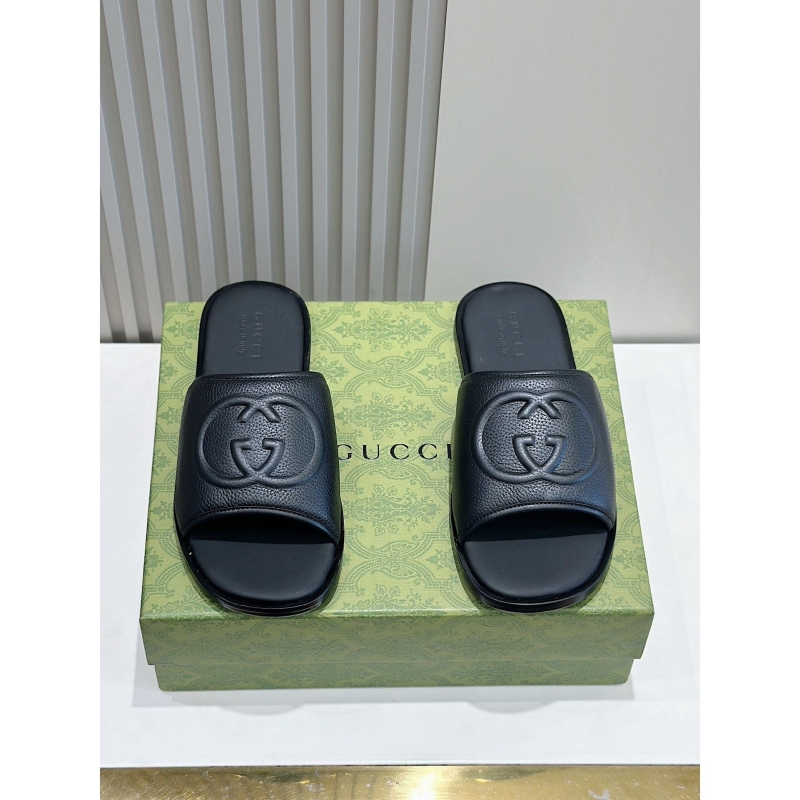 G*u*i slippers